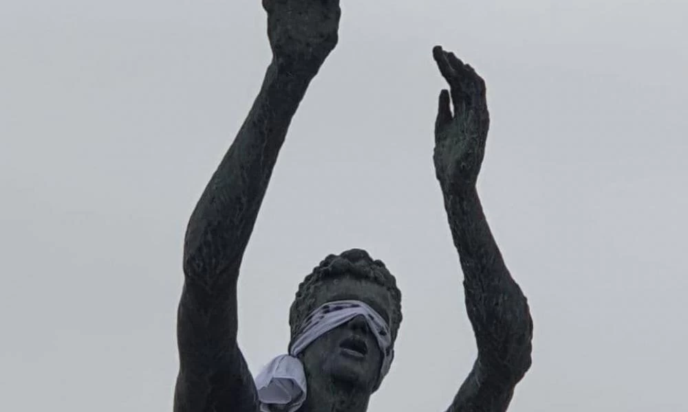 Έδεσαν τα μάτια στο άγαλμα του Ντράζεν για να μην βλέπει τη κατάντια της ομάδας του!